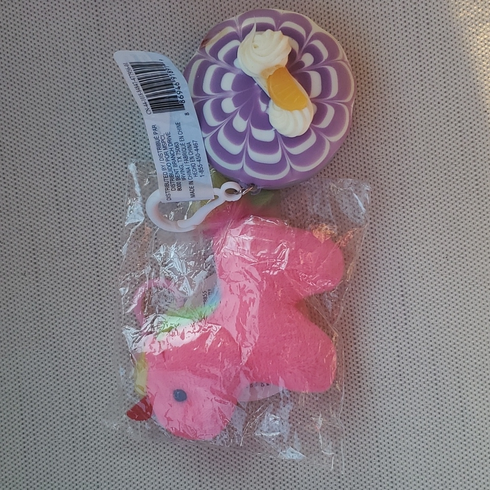 2 Assorted Keychains - Picture 4 of 4